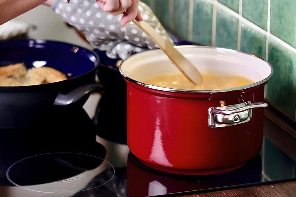 Garnek BELIS Eco Ceramic 16 cm atrakcyjne wzornictwo klasyka stylowy design bordowy kolor staranne wykończenie elegancki element wyposażenia kuchni powierzchnia emaliowana równomiernie rozprowadzane ciepło odporność na działania kwasów łatwe utrzymanie w czystości 