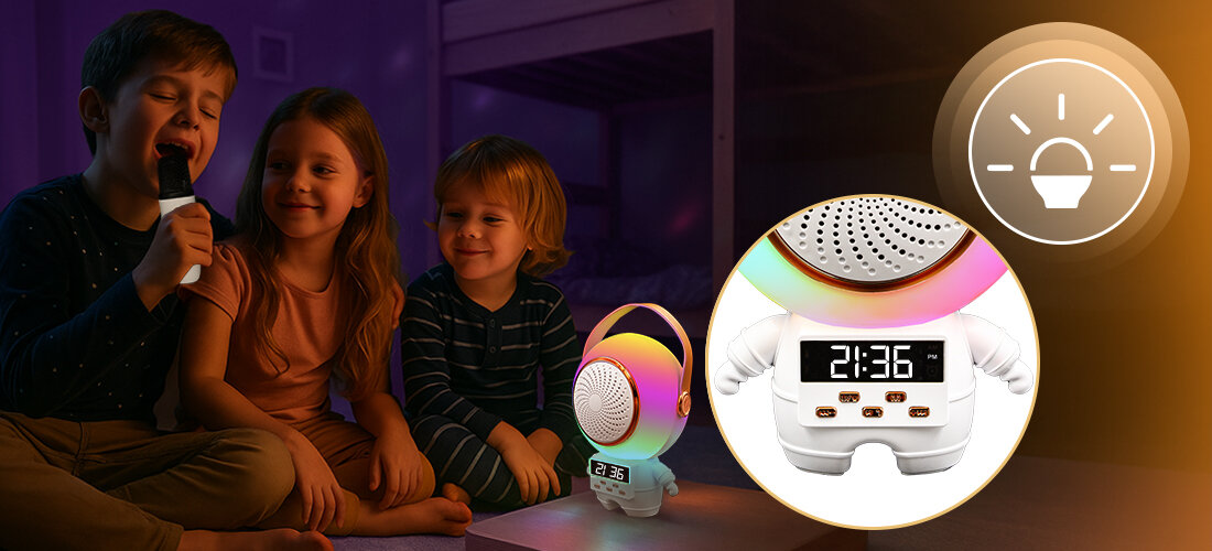 Zestaw Karaoke MUSICMATE SC90 KaraoNaut — dwa mikrofony bezprzewodowe, regulacja głośności, efekty wokalne, głośnik stojący na stoliku, dziecko trzymające mikrofon w ręku