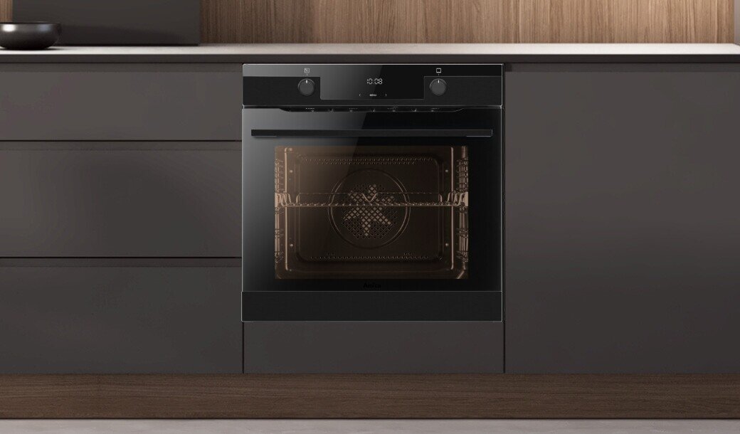  Piekarnik Amica w pozycji włączonej w ciemnej zabudowie kuchennej bez uchwytów