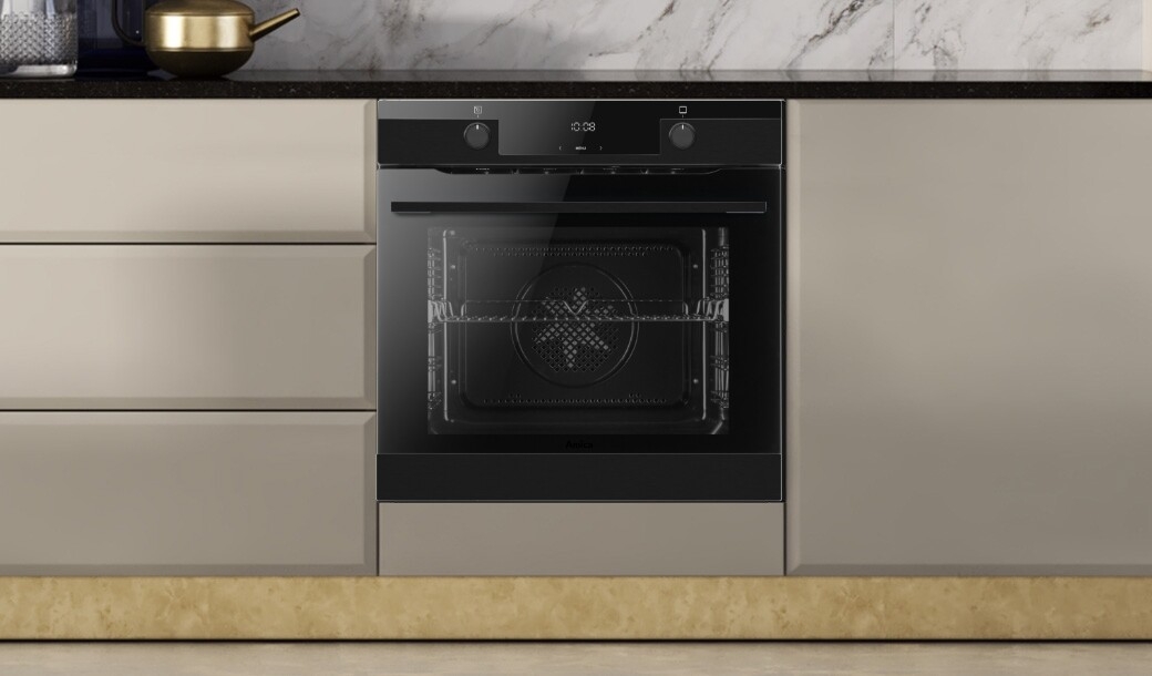 Piekarnik Amica w pozycji zamkniętej w jasnej zabudowie kuchennej bez uchwytów