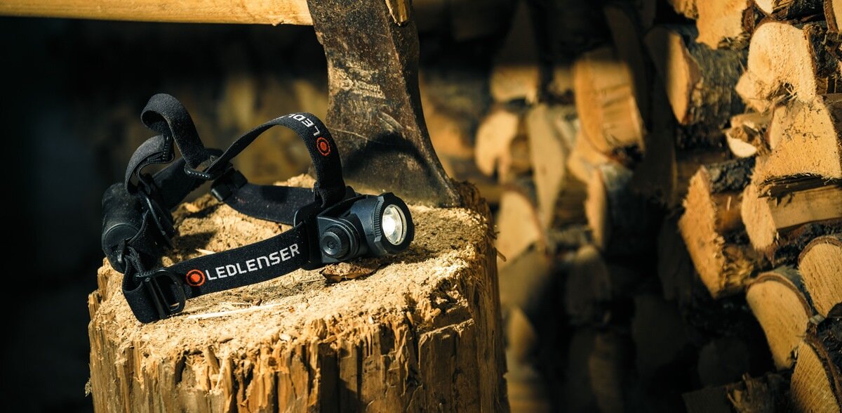 Latarka czołowa LEDLENSER H7R Core wyjatkowa moc oswietlenia 2500 lm latwe ustawienie fokusu trwala system Advanced Focus System funkcja pamieci blokada transportowa ochrona przed niechcianym wlaczenie i rozladowaniem