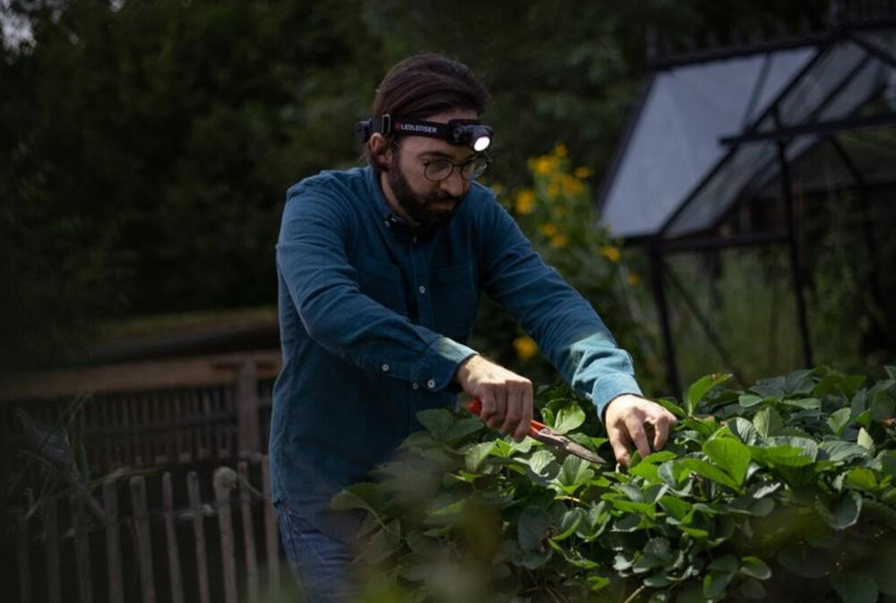 Latarka czołowa LEDLENSER H7R Core intuicyjne pokretlo plynne bezstopniowe dostosowanie intensywnosci swiatla duzy zasieg do 250 m system bez migotania jednolite oswietlenie tryb zapasowy aktywacja przy niskim naladowaniu czas dzialania okolo jednej godziny