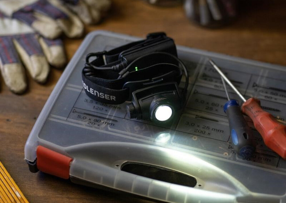 Latarka czołowa LEDLENSER H7R Core czas dzialania okolo 65 minut akumulator o pojemnosci 4800 mAh system magnetycznego ladowania wskaznik pozostalej energii kontrola