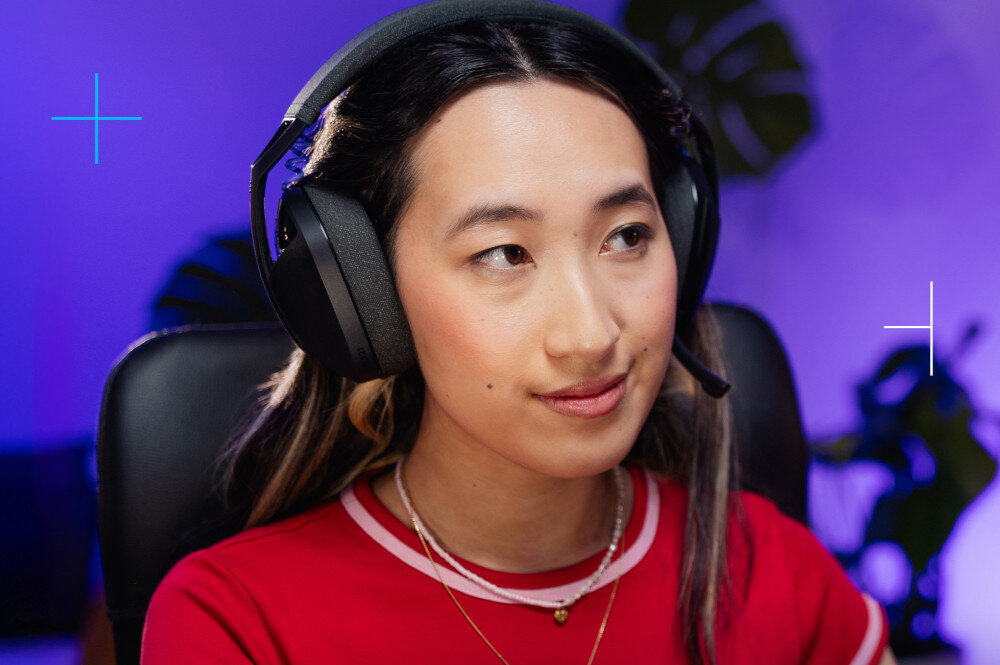 Słuchawki LOGITECH G321 komfortowe nauszniki pianka z pamięcią kształtu, osoba z założonymi słuchawkami gamingowymi