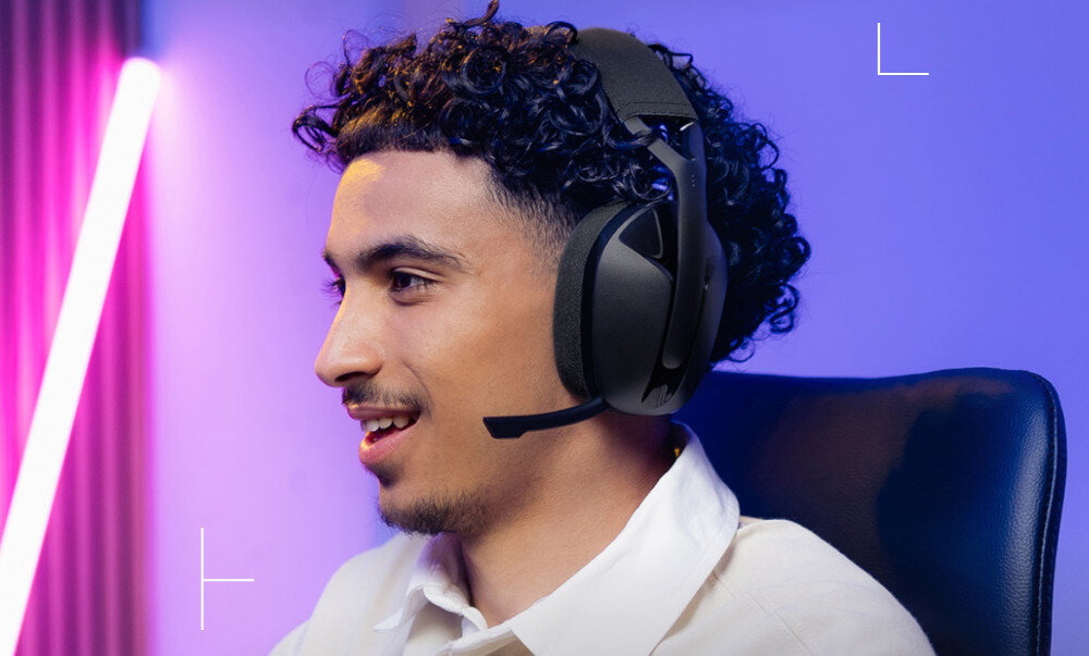 Słuchawki LOGITECH G321 przyciski sterujące głośnością Bluetooth zasilanie, osoba z założonymi słuchawkami gamingowymi