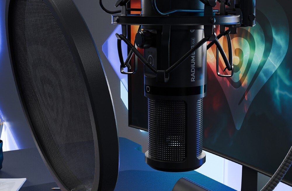 Mikrofon GENESIS Radium 400 G2 Mikrofon zamontowany w uchwycie z pop filtrem, widziany na tle monitora z kolorową grafiką, parametry, pasmo przenoszenia, czułość