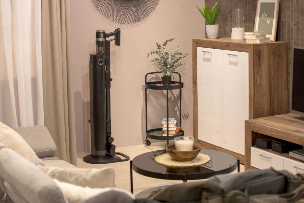 Odkurzacz HISENSE HVC676451DA stacja All-In-One automatycznie ładuje odkurzacz opróżnia pojemnik na kurz przechowywanie niezbędnych akcesoriów wbudowany worek na kurz pojemność 2 litrów opróżnianie co 45 dni moc ssania na poziomie 160 AW silnik moc 1400 W szybkie efektywny proces opróżniania kurzu wygoda 