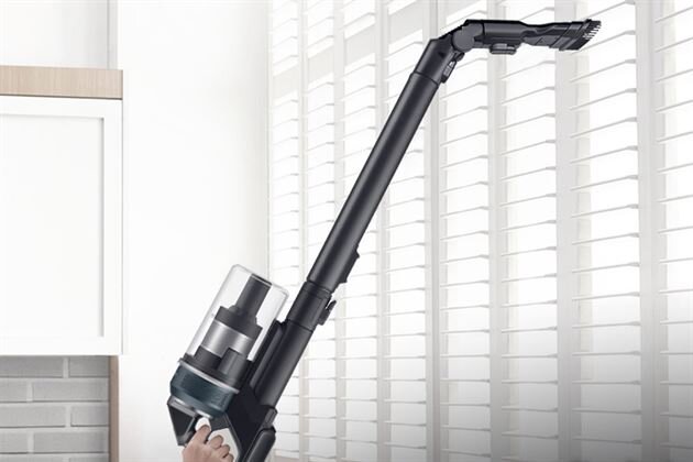 Zbieranie kurzu z żaluzji za pomocą elektrycznej końcówki