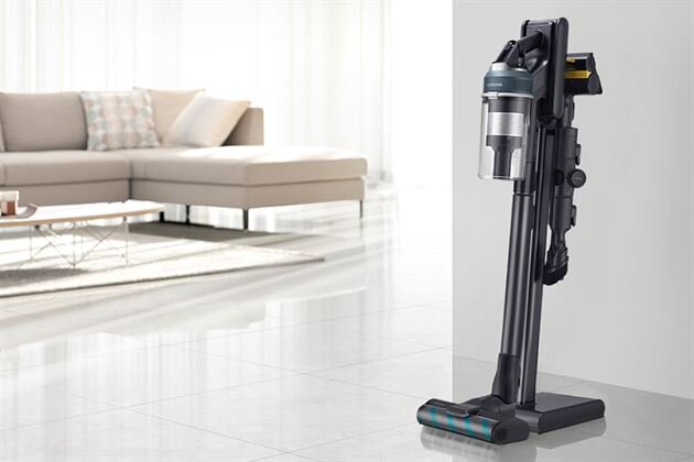 Wolnostojąca stacja ładująca umieszczona przy ścianie salonu