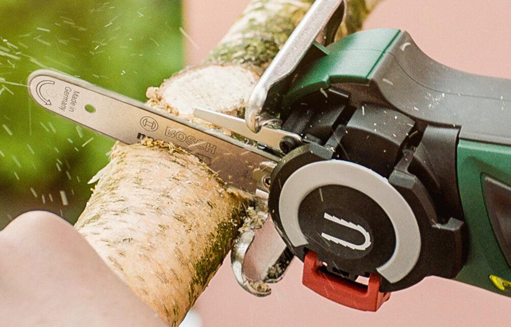 Piła akumulatorowa BOSCH EasyCut 12 06033C9001 wydajna do ciecia w drewnie materialach drewnopodobnych tworzywach sztucznych do przycinania galezi zaawansowane technologie solidna konstrukcja precyzyjna wydajna