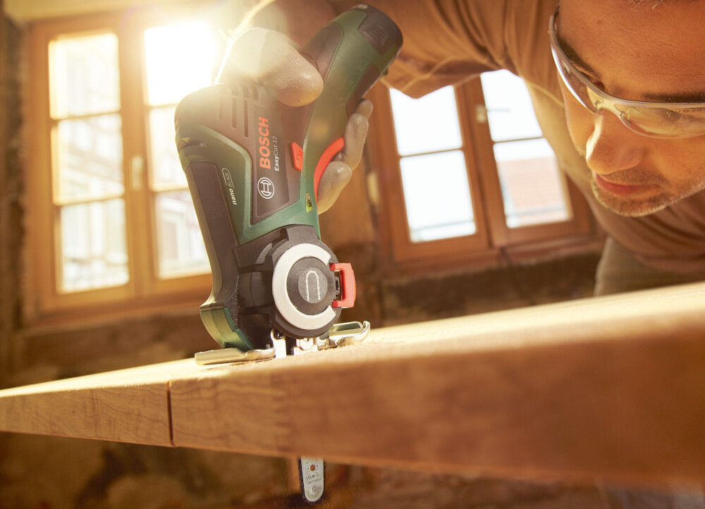 Piła akumulatorowa BOSCH EasyCut 12 06033C9001 syetem Bosch Electronic Cell Protection ECP ochrona akumulatora przed przeladowaniem przegrzaniem glebokim rozladowaniem