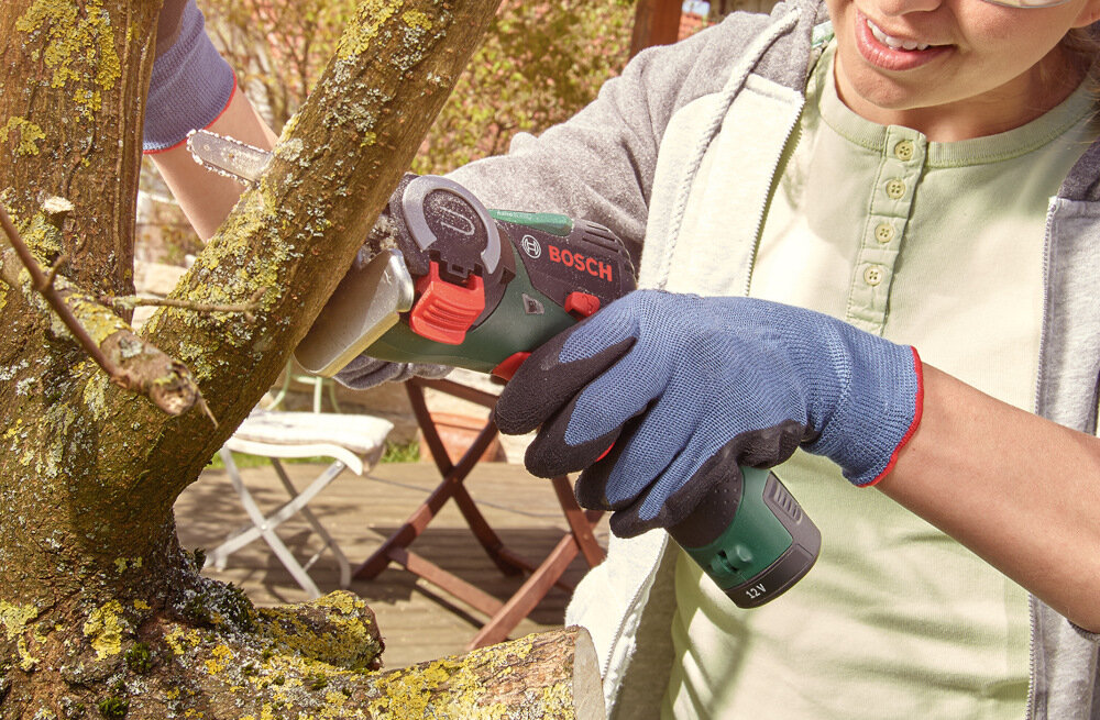 Piła akumulatorowa BOSCH EasyCut 12 06033C9001 do ciecia galezi na maksymalna glebokosc w drewnie do 65 mm w tworzywach sztucznych do 30 mm