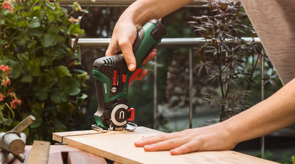 Piła akumulatorowa BOSCH EasyCut 12 06033C9001 system Bosch Constant Electronic lagodny rozruch szybka regulacja predkosci pracy sila nacisku na wlacznik predkosc w zakresie 0-4100 obr/min