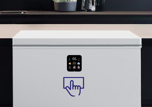 Zbliżenie na zamrażarkę MPM-201-SK-17 w zabudowie kuchennej. Ikona dłoni i wyświetlacza.