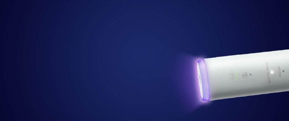 Zbliżenie na dolną część szczoteczki, na której znajduje się czujnik.