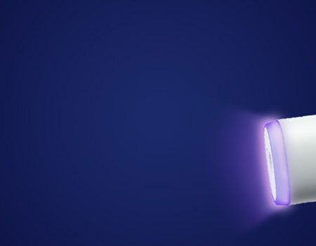 Zbliżenie na dolną część szczoteczki, na której znajduje się czujnik.