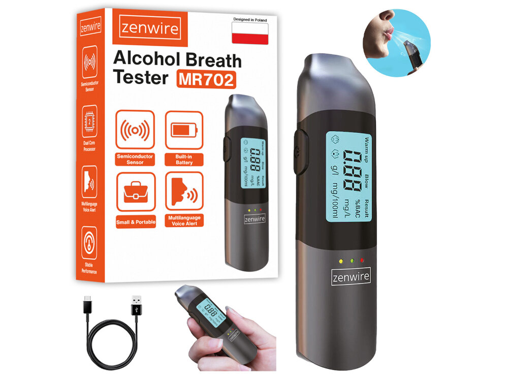 Na obrazie znajduje się alkomat ZENWIRE MR702 z wyświetlaczem cyfrowym oraz opakowanie z napisem \'zenwire Alcohol Breath Tester MR702\'. W zestawie widoczny jest również kabel USB oraz osoba używająca alkomatu.