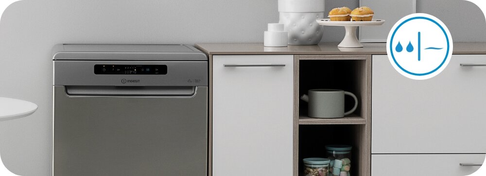 ZMYWARKA INDESIT IN2FE13CNO7W Zmywarka stoi w eleganckiej kuchni obok szafek i dekoracji. Ikona podkreśla kontrolę poziomu wody lub wilgotności system zabezpieczenie przed zalaniem kontrola poziomu wody