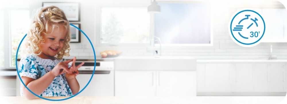 ZMYWARKA INDESIT IN2IE13CNO8 Zdjęcie pokazuje kuchnię z ikoną symbolizującą 30‑minutowy szybki program zmywania. Ujęcie koncentruje się na funkcji oszczędzającej czas szybki program mycia 30 minut czyste naczynia