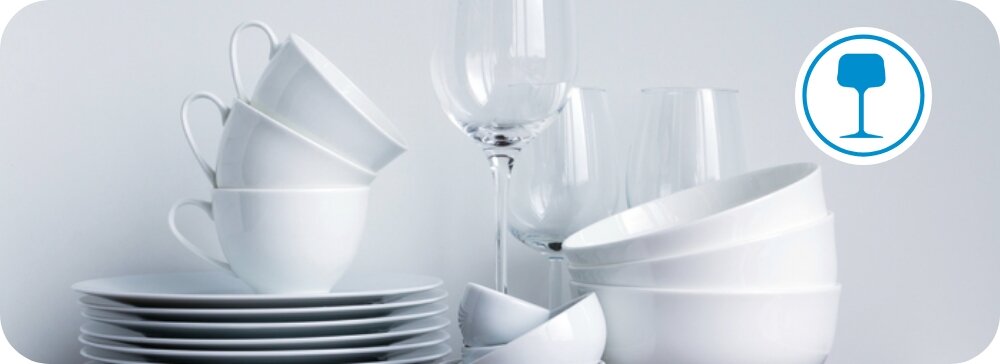 ZMYWARKA INDESIT IN2IE13CNO8 Na zdjęciu widoczne są uporządkowane naczynia: talerze, miski i szklanki ustawione w kompozycji. Ikona po prawej symbolizuje delikatne zmywanie lub program do szkła delikatne mycie szkła porcelany ochrona naczyń