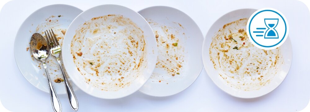 ZMYWARKA INDESIT IN2IE13CNO8 Zdjęcie przedstawia cztery brudne talerze ułożone w szeregu wraz ze sztućcami. Ikona po prawej symbolizuje szybkie usuwanie zabrudzeń intensywne mycie garnków usuwanie tłuszczu wysokiej temperaturze