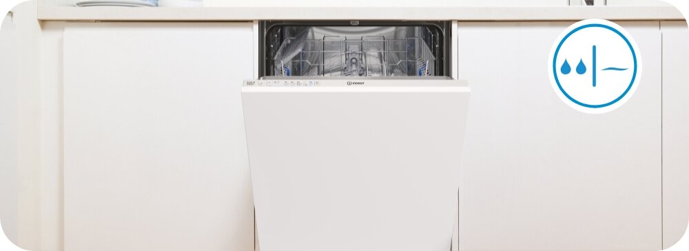 ZMYWARKA INDESIT IN2IE13CNO8 Zmywarka stoi w eleganckiej kuchni obok szafek i dekoracji. Ikona podkreśla kontrolę poziomu wody lub wilgotności system zabezpieczenie przed zalaniem kontrola poziomu wody