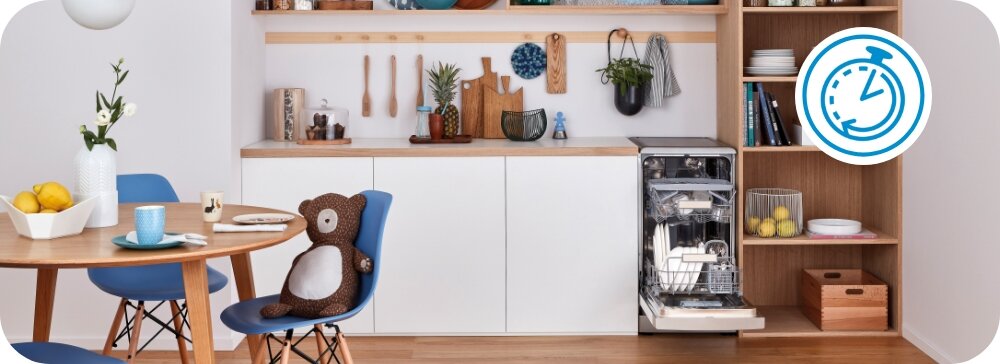 ZMYWARKA INDESIT IN2IE13CNO8 Zdjęcie przedstawia zmywarkę w kuchni z otwartymi drzwiczkami i załadowanymi naczyniami. Ikona po prawej podkreśla szybki program zmywania planowanie czas godzina