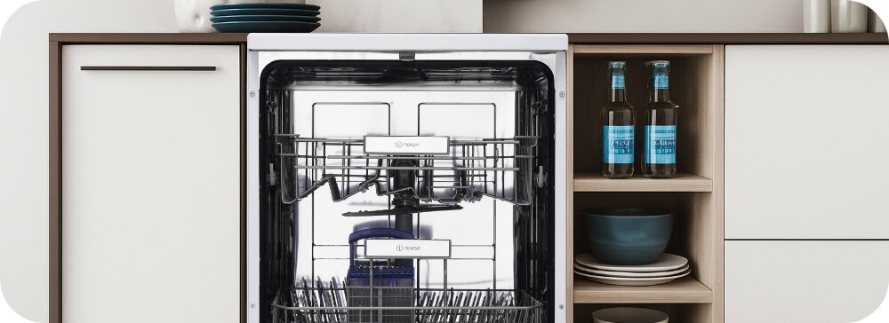 ZMYWARKA INDESIT IN2IE13CNO8 Otwarta zmywarka przedstawia oba kosze oraz miejsce na naczynia i butelki po prawej stronie. Wnętrze jest przejrzyste i pojemne wygląd design kuchni uniwersalny styl urządzenia