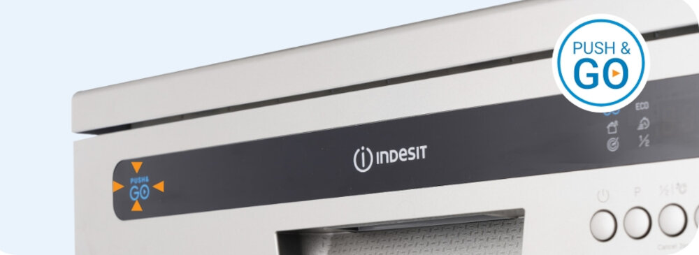 Fragment zmywarki z widocznym panelem sterowania, na którym znajduje się logo \'INDESIT\' oraz przycisk \'PUSH & GO\'.