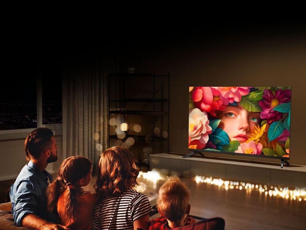 METZ 32MQF7030Z ekran QLED żywe kolory, wciągające wrażenia wizualne, rodzina siedząca na kanapie przed telewizorem