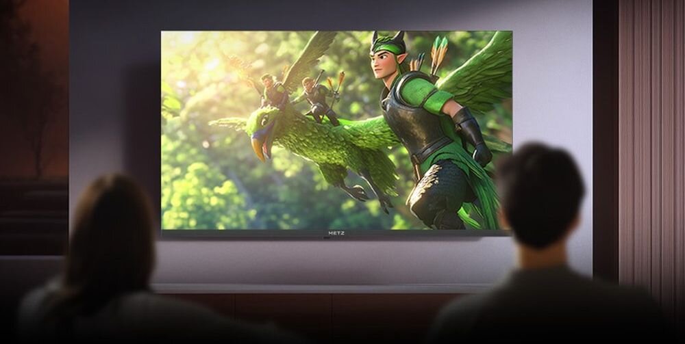 METZ 32MQF7030Z tryby dźwięku, kino, muzyka, koncert, personalny, osoby siedzące na kanapie oglądające program dla dzieci