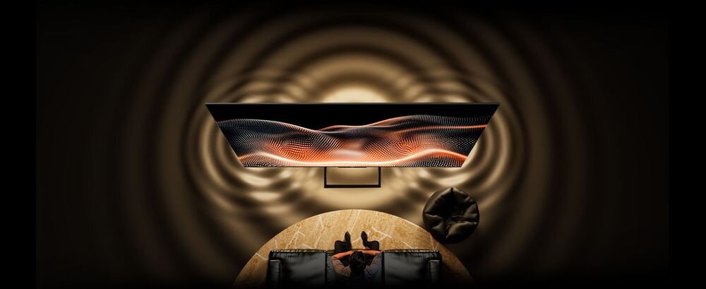 Telewizor METZ 43MQF7500Z Dolby Atmos dźwięk przestrzenny, telewizor od góry, osoba siedząca na kanapie