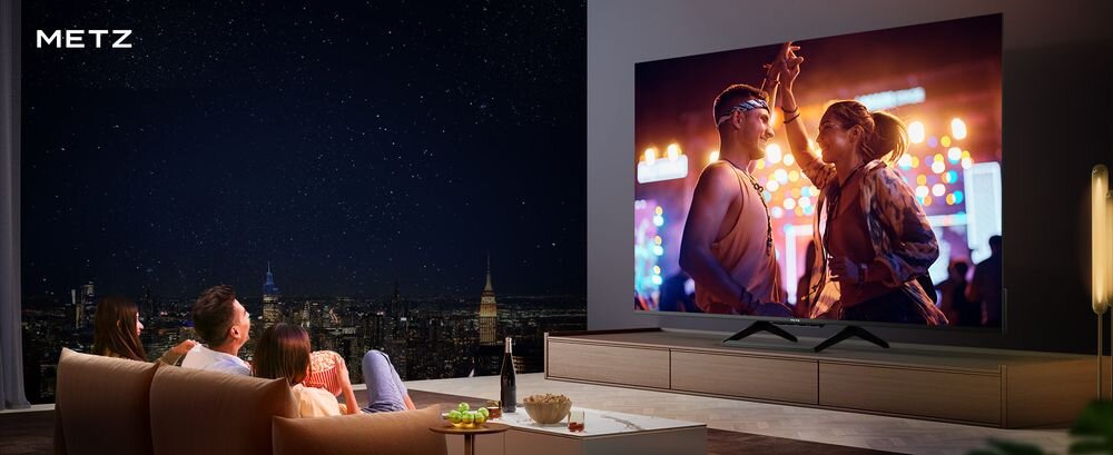 Telewizor METZ 50MQF7500Z QLED+ trwałość kolorów komfort długiego oglądania seanse filmowe, telewizor stojący na komodzie w pomieszczeniu