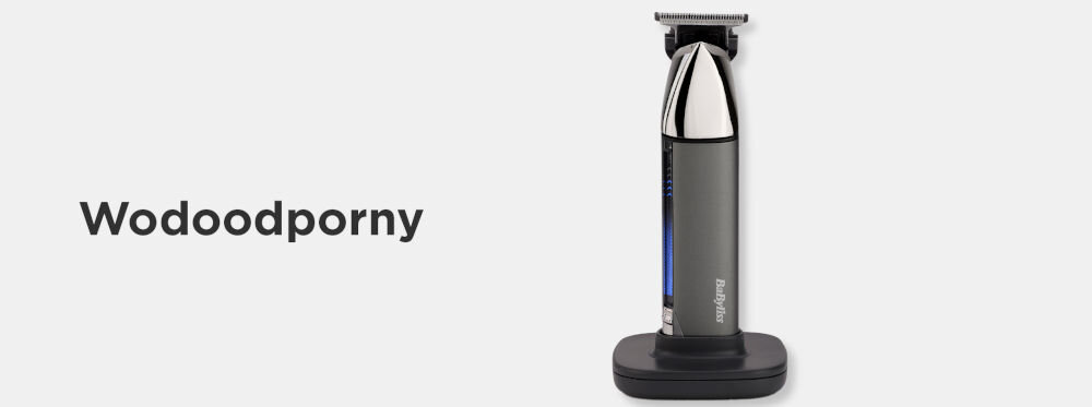 Na obrazie znajduje się trymer w kolorze srebrno-czarnym na podstawce, obok widoczny jest napis \'Wodoodporny\'.