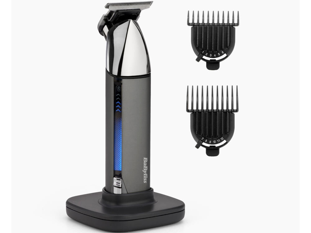 Na obrazie znajduje się trymer z metaliczną obudową i niebieskim podświetleniem, stojący na podstawce. Obok widoczne są dwie nasadki z oznaczeniami długości od 1 do 14 mm, a na trymerze widnieje logo \'BaByliss\'.