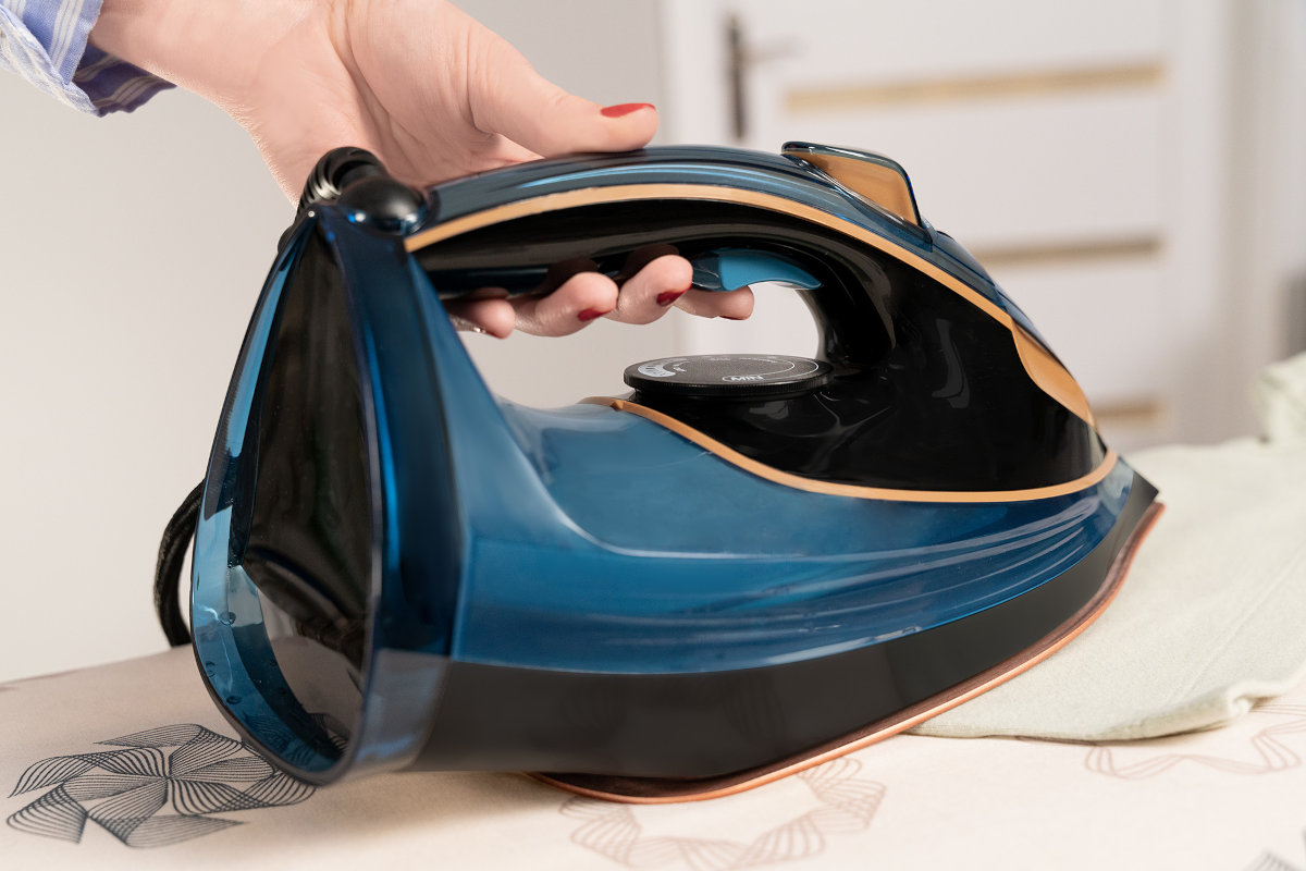 Żelazko GÖTZE & JENSEN IG750 wyglad moc nagrzewanie wlew wyrzut pary stopa ceramiczna blokada kapania wyglad bok