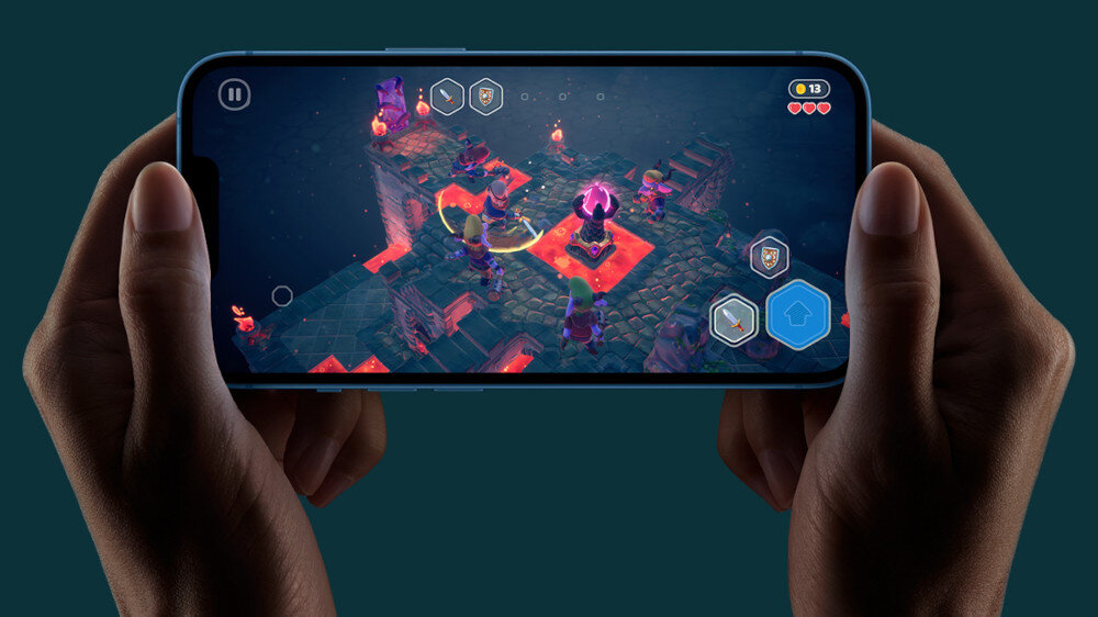 Smartfon Apple Iphone 13  - ładowanie