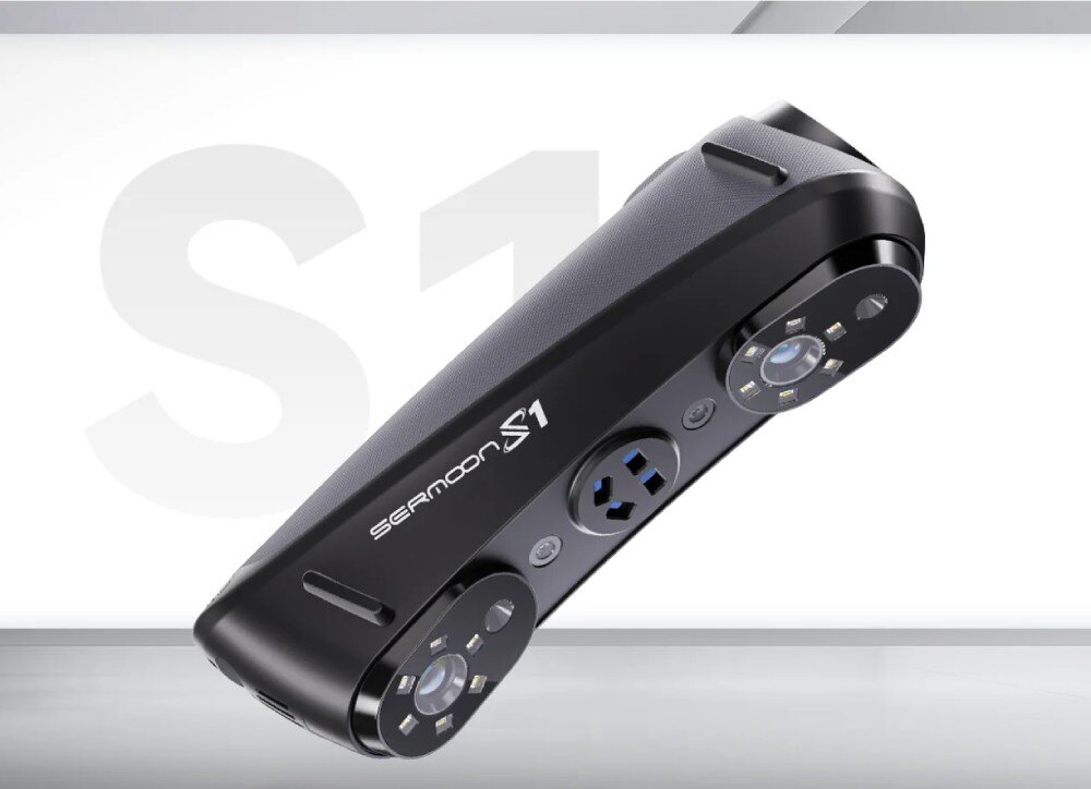Skaner 3D CREALITY Sermoon S1 Czarny, podłużny skaner 3D z napisem S1, widoczny pod kątem, pokazujący spód z dwoma zestawami soczewek i diod LED oraz centralnym portem, unoszący się nad szarym podłożem, opis