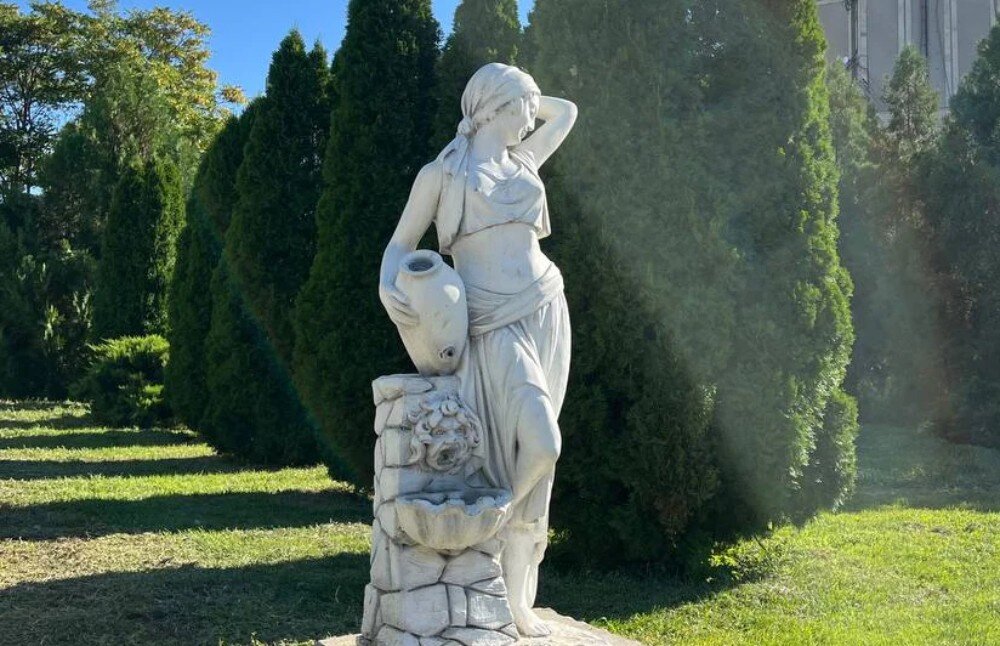 Skaner 3D CREALITY Sermoon S1 Biała, marmurowa rzeźba przedstawiająca kobietę z dzbanem, stojącą w ogrodzie na tle żywopłotu z tui, odporność na światło, diody LED