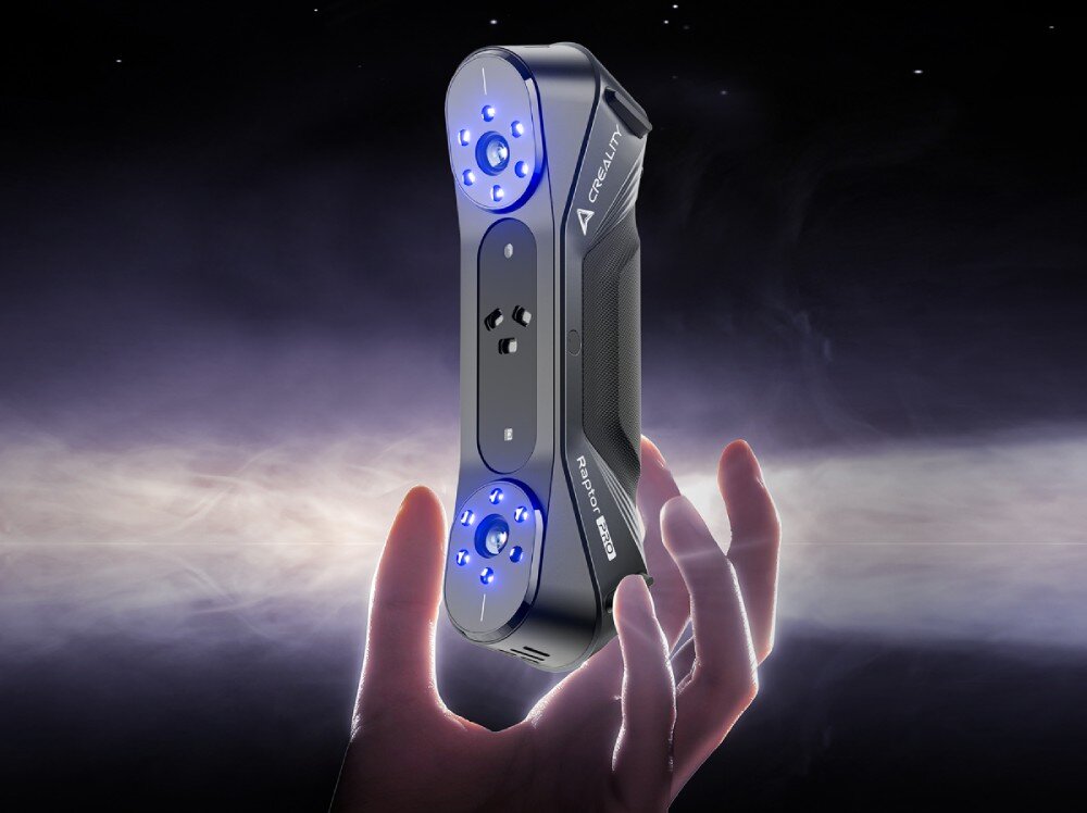 Skaner 3D CREALITY CR-Scan Raptor Pro Dłoń uniesiona ku górze, nad którą w świetlistej poświacie unosi się podłużne urządzenie ze świecącymi niebieskimi diodami, sposoby skanowania, waga, uchwyt
