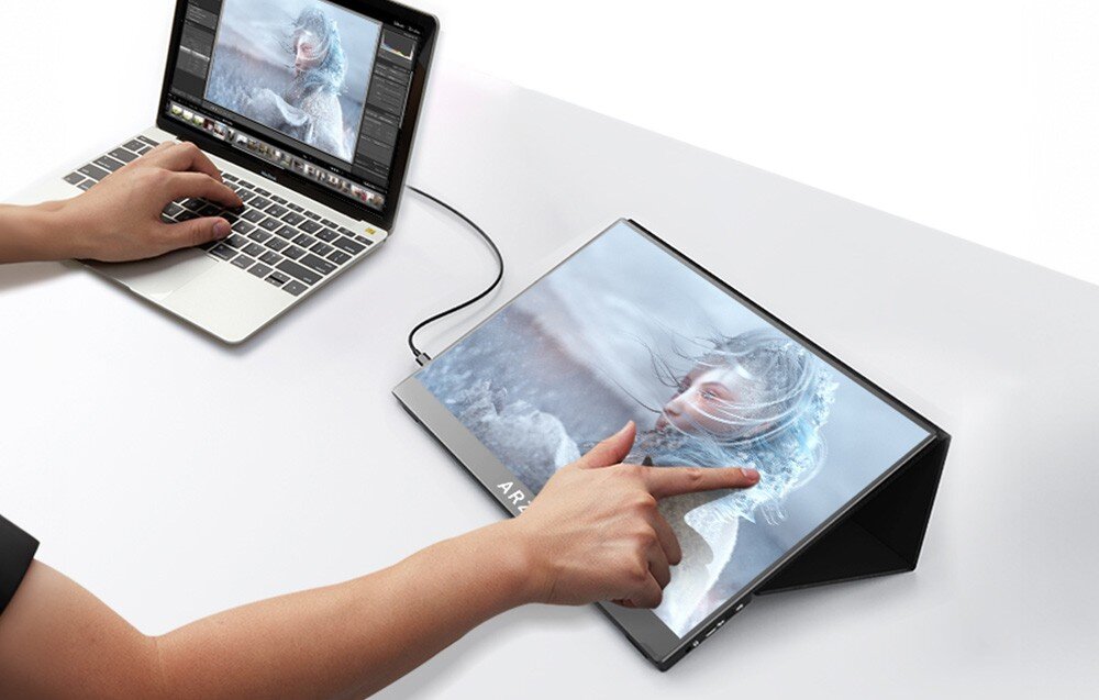 Monitor ARZOPA A1T Laptop połączony z przenośnym monitorem, na którym widać zdjęcie kobiety; jedna osoba obsługuje touchpad laptopa, druga dotyka ekranu monitora, przekątna, ekran dotykowy, waga, wymiary