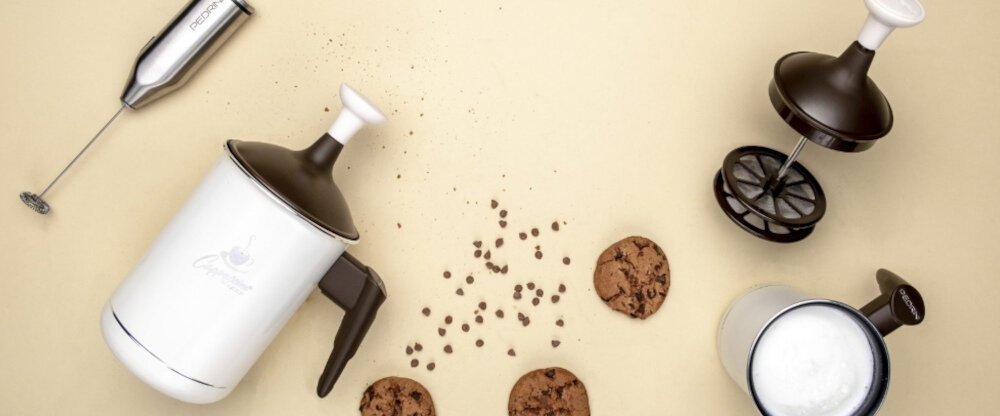 Spieniacz PEDRINI 02CF040 Przemyślana forma pokrywę z tworzywa sztucznego w eleganckim brązowym kolorze  estetyczny wygląd pojemność  dla kilku osób jednocześnie wymiary