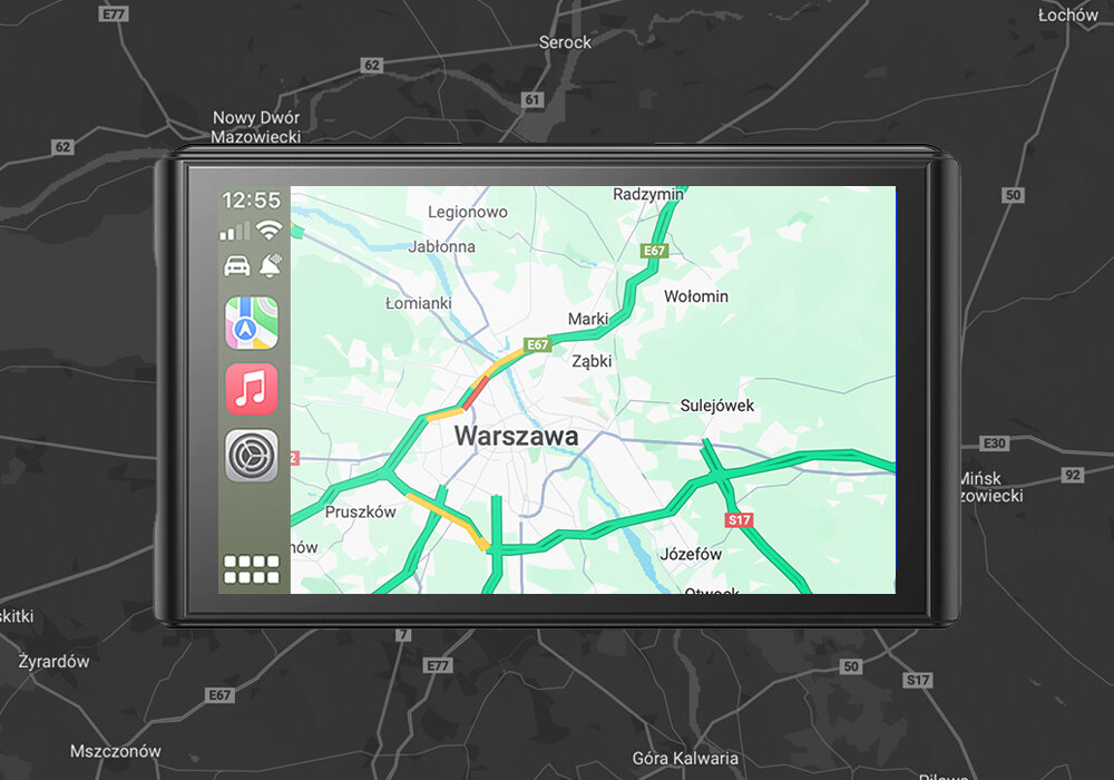 Na ekranie urządzenia wyświetlana jest mapa z zaznaczoną Warszawą i okolicznymi miejscowościami. Po lewej stronie ekranu widoczne są ikony aplikacji oraz godzina 12:55.