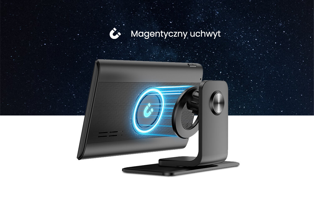 Obraz przedstawia samochodowy tablet multimedialny zamocowany na magnetycznym uchwycie. W tle widoczny jest napis \'Magnetyczny uchwyt\' na tle gwiaździstego nieba.
