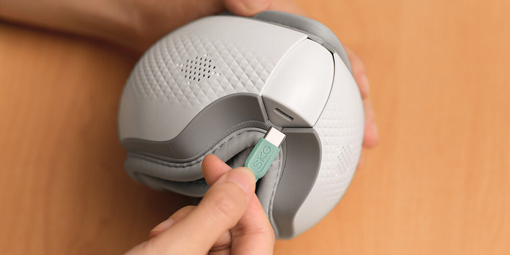 Masażer do oczu SKG ES300 Cicha praca szybkie ładowanie akumulator pojemność do 60 minut działania na jednym ładowaniu port USB-C Universal Serial Bus Type-C