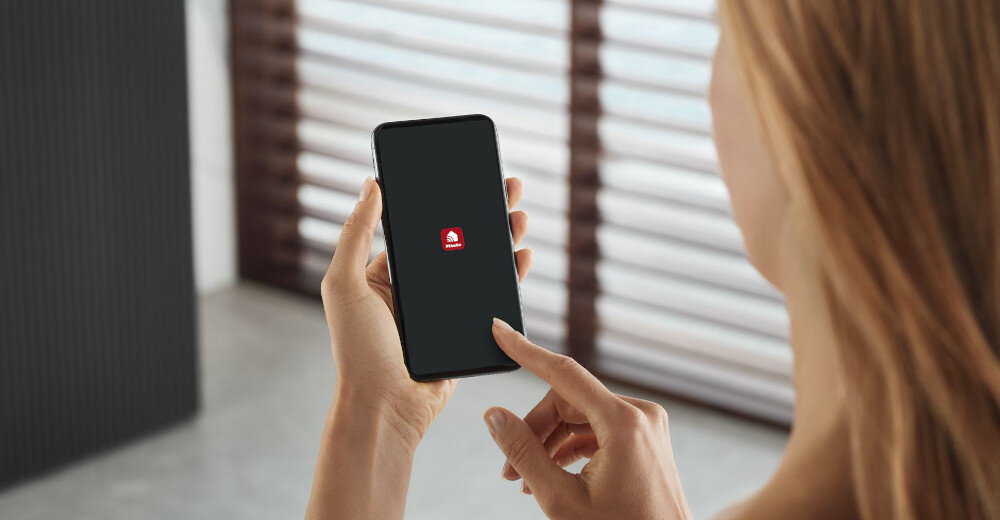 PRALKA MIELE WQ 1000 WPS zdjęcie lifestyle kobieta smartfon telefon Inteligentne łączenie zdalne sterowanie aplikacja powiadomienia monitorowanie personalizacja programów