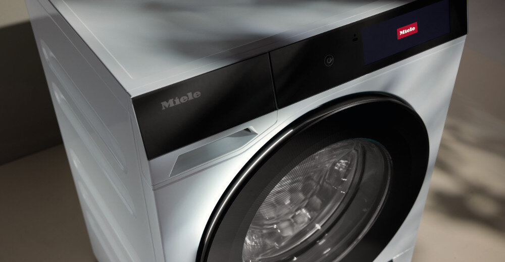 PRALKA MIELE WQ 1000 WPS zdjęcie lifestyle bok pralki panel drzwiczki Oświetlenie wnętrza bębna AmbientLight jasne widoczne Podświetlana klamka