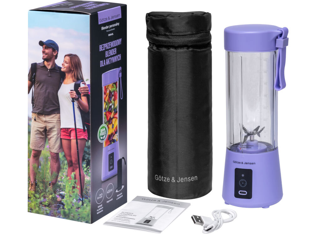 Na obrazie znajduje się lawendowy blender personalny Götze & Jensen PB940L, czarny pokrowiec z napisem \'Götze & Jensen\', kabel USB oraz instrukcja obsługi. Obok widoczny jest karton z grafiką przedstawiającą parę na tle natury i napisem \'Bezprzewodowy blender dla aktywnych\'.
