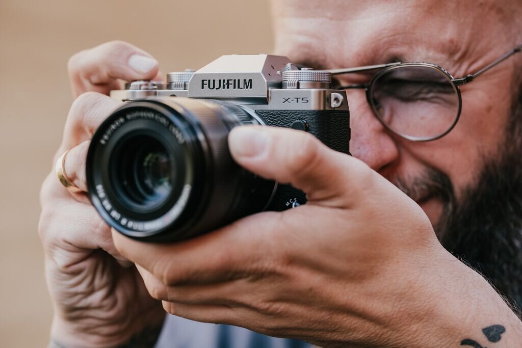 Aparat FUJIFILM X-T5   zdjęcia obiektyw ekran wizjer ogniskowa przysłona migawka obudowa bateria zasilanie filmy nagrywanie rozdzielczość matryca rozmiar przekątna tryby iso montaż lampa światło przyciski sterowanie menu kontrast jasność balans bieli filtry cmos karta pliki format zapis seria