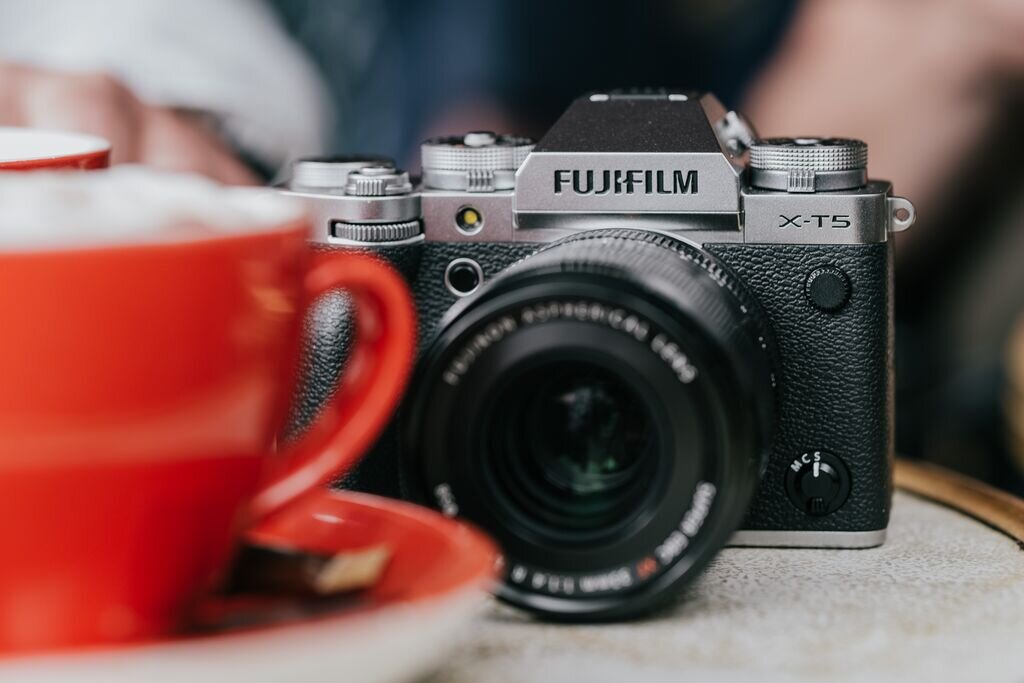 Aparat FUJIFILM X-T5   zdjęcia obiektyw ekran wizjer ogniskowa przysłona migawka obudowa bateria zasilanie filmy nagrywanie rozdzielczość matryca rozmiar przekątna tryby iso montaż lampa światło przyciski sterowanie menu kontrast jasność balans bieli filtry cmos karta pliki format zapis seria